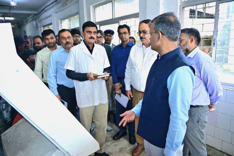 गिरिडीह सदर अस्पताल का केंद्रीय प्रभारी पदाधिकारी ने किया निरीक्षण, स्वास्थ्य सुविधाओं का लिया जायजा