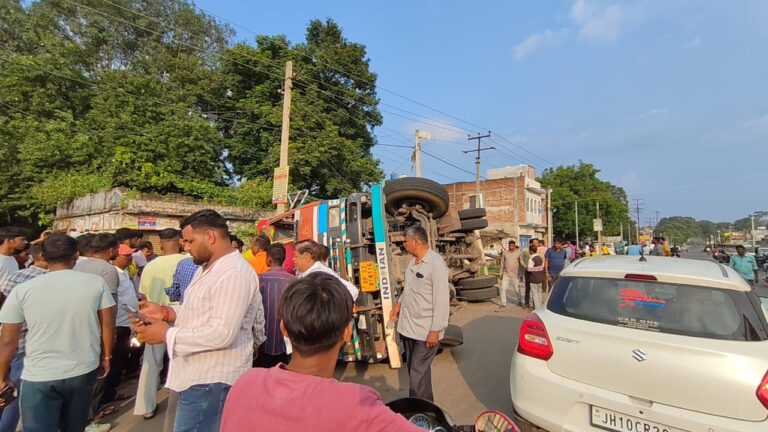 इसरी बाजार चौक के समीप झाड़ू लदा ट्रक पलटा, बाल-बाल बचे लोग