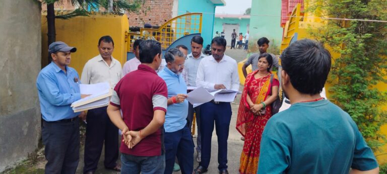 मतदाता सूची के सत्यापन को लेकर डीसी रामनिवास यादव ने किया मतदान केंद्रों का निरीक्षण, बीएलओ को दो दिन में सुधार के निर्देश