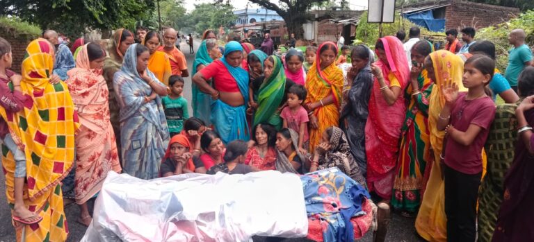 बिरनी में सड़क हादसे में 51 वर्षीय व्यक्ति की मौत, मुआवजे की मांग पर ग्रामीणों ने किया सड़क जाम