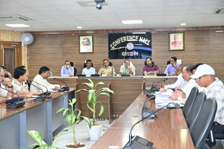 गिरिडीह में प्रदूषण पर प्रशासन सख्त, अवैध बालू खनन और डंपिंग की नियमित जांच के निर्देश