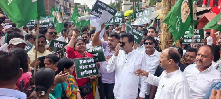 SIR के विरोध में JMM का हल्लाबोल, मुख्य निर्वाचन आयुक्त का पुतला दहन
