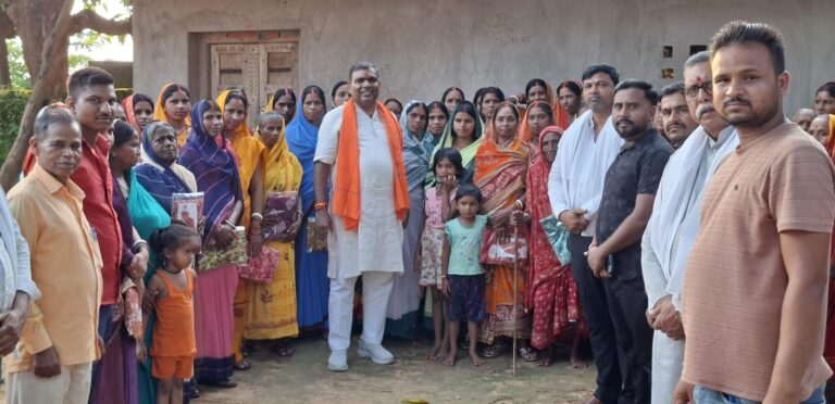 पीरटांड़ के तीन गांवों में ‘आंगन मिलन सेवा’ कार्यक्रम, सुरेश साव ने महिलाओं और बुजुर्गों को किया सम्मानित