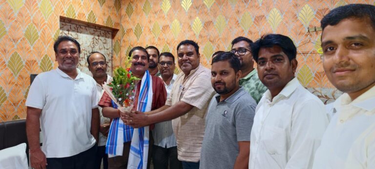 सरकारी विद्यालयों की शिक्षा व्यवस्था पर परिचर्चा, माध्यमिक शिक्षक संघ ने अवर सचिव का किया स्वागत