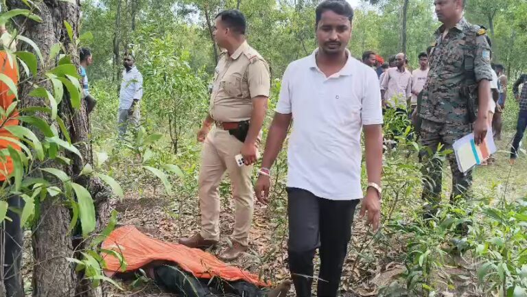 बेंगाबाद के काशीटांड़ जंगल में फंदे से लटका मिला अज्ञात शव, जांच में जुटी पुलिस