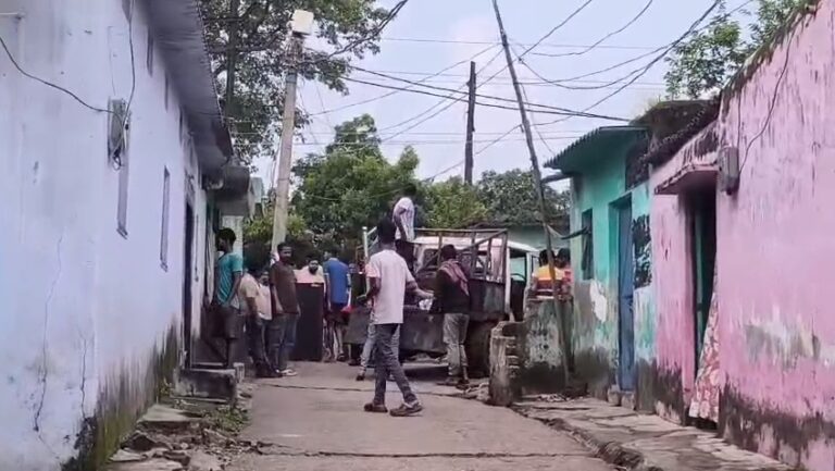 लोयाबाद में तेज आवाज के साथ भू-धंसान, चार घर चपेट में