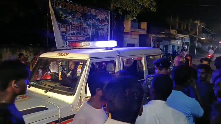 सरिया में बोलेरो-टेंपो की जोरदार टक्कर, चार बच्चों समेत 10 घायल; दो की हालत गंभीर