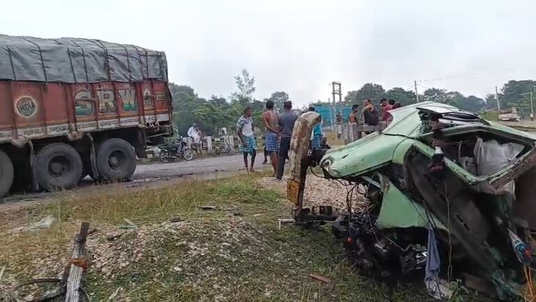 अरवाटांड में कोयला और ढिबरा लदे ट्रकों में जोरदार टक्कर, ढिबरा लदा ट्रक पलटा