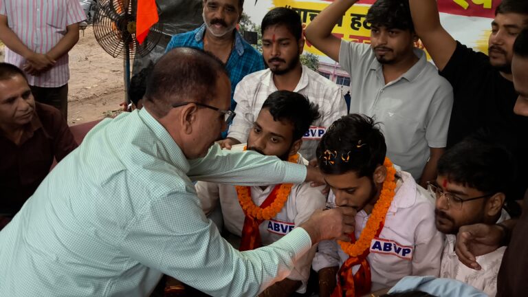 गिरिडीह कॉलेज में अभाविप की नौ दिन की भूख हड़ताल खत्म, जांच और कार्रवाई तक धरना जारी