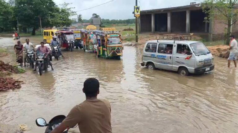 जमुआ-द्वारपहरी मुख्य मार्ग पर जलजमाव से आवागमन प्रभावित, हादसे का खतरा