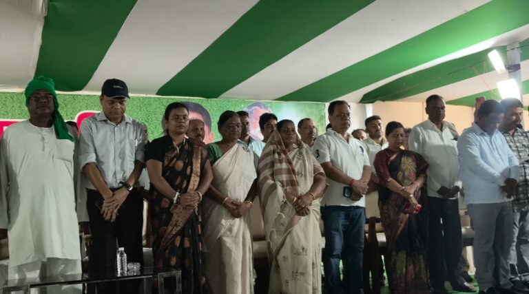 पीरटांड़ में सुदिव्य कुमार सोनू को दी गई श्रद्धांजलि, सभा में याद किए गए उनके राजनीतिक और सामाजिक योगदान