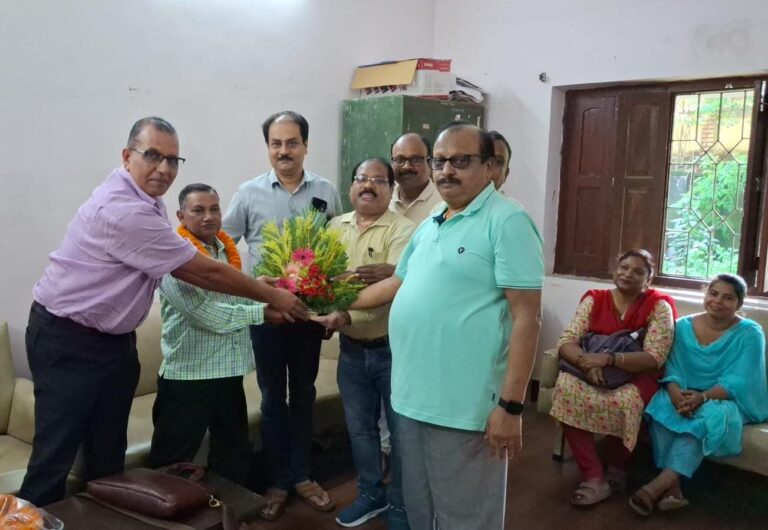 गिरिडीह कॉलेज में शिक्षकेतर कर्मी विजय ठाकुर को दी गई सप्रेम विदाई