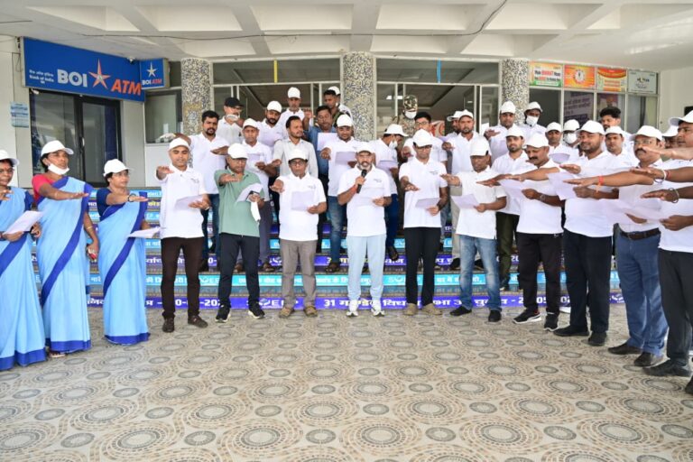 स्वच्छता ही सेवा-2026: समाहरणालय परिसर में अधिकारियों ने किया श्रमदान, पौधारोपण कर दिया स्वच्छता का संदेश