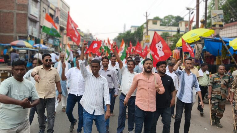 मुख्य चुनाव आयुक्त के खिलाफ कांग्रेस-माले का प्रतिवाद मार्च, कार्रवाई की मांग
